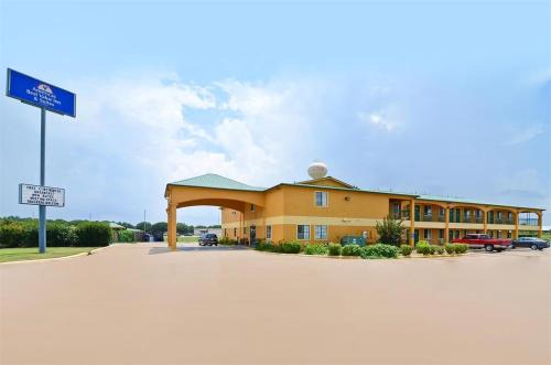 Smithville Hotel | Pine Point Inn & Suites