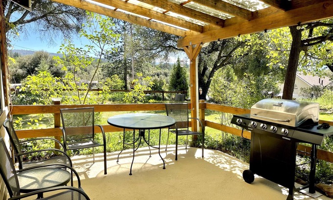 Ahwahnee Cabin | Pine Suite - Sierra Mountain Lodge