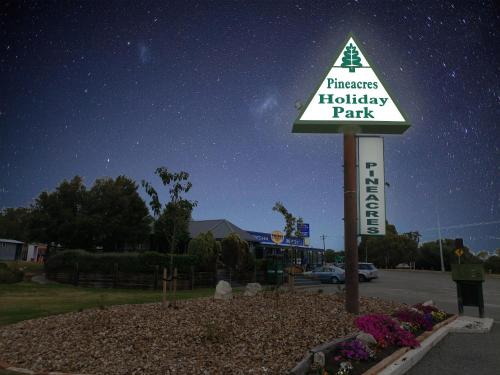 Kaiapoi Hotel | Pineacres Motel and Park
