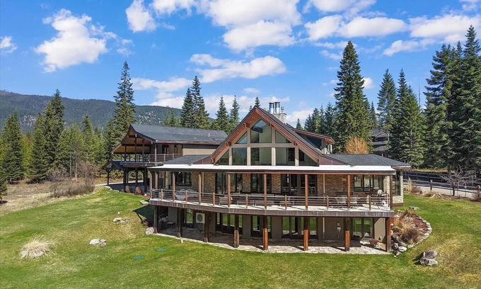 Trout Creek House | Pineapple Lodge Sleeps 25 With Guest House Sweeping Views Private Retreat.