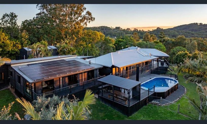 Cooran House | Pineapple place
