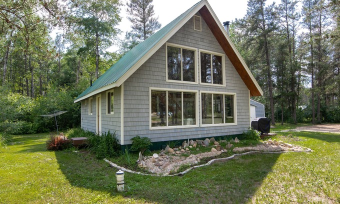Manitoba Cabin | Pineridge Point Cabin - Unwind in the hot tub or get Cozy Next to the Woodstove