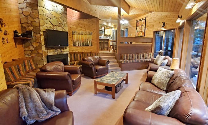 Emerald Estates Ski Chalet | PINETREE CHALET Whistler: 4-bd; lodge decor; vaulted cedar rooms