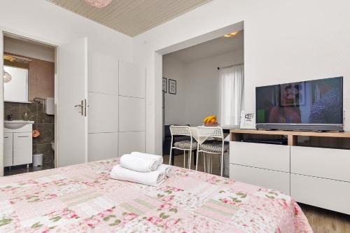 Tucepi Apartment | Pink