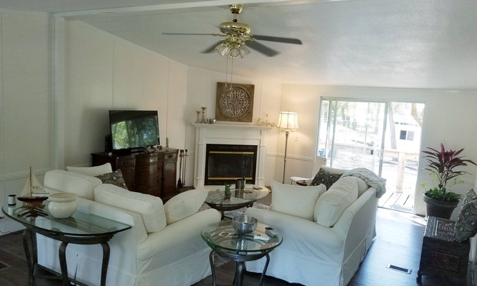 Ono Island House | PINK PEARL of THE POINT -Affordable 3/2 One block to ICW-6 minutes to Beach