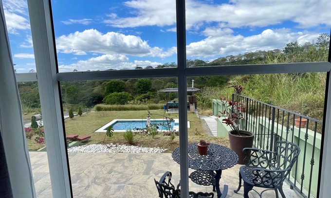 San Isidro Villa | pink private room