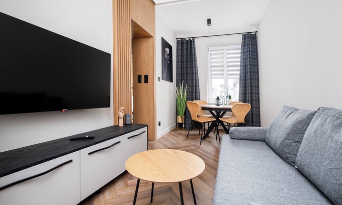 Srodmiescie Apartment | Piotrkowska Grand Avenue Apartment #B