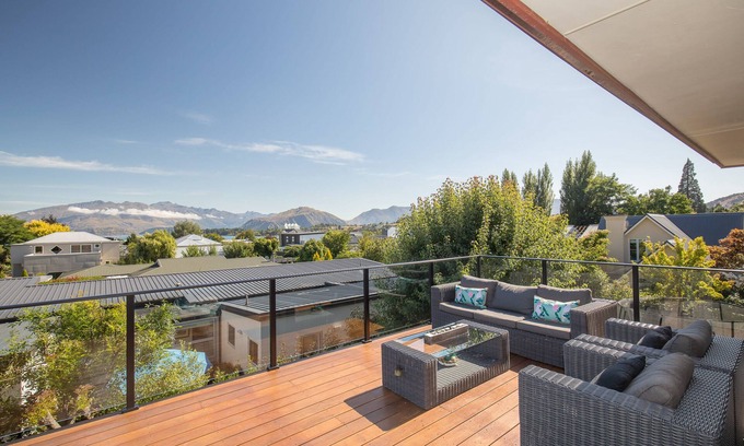 Wanaka House | Pip's Lakeview Retreat