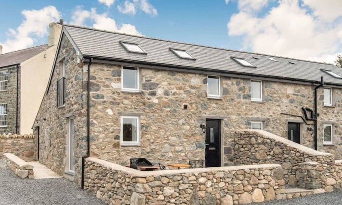 Dinas Cottage | Pipistrelle Cottage a quirky gem on the Llech Y Dwr Estate near Snowdoniann