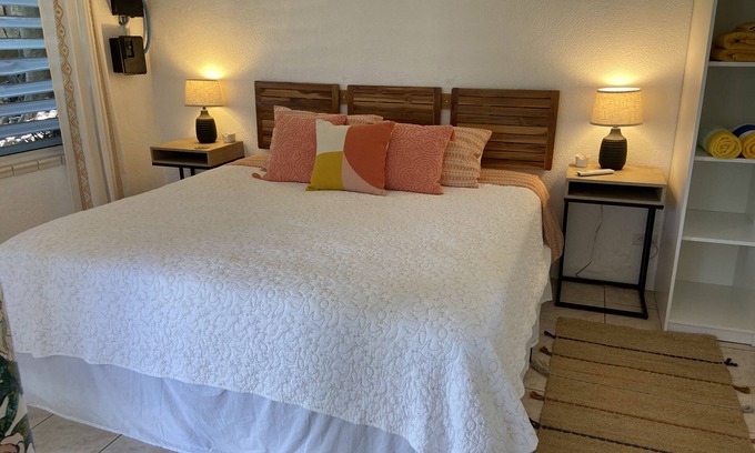Contant Farms Apartment | Pirate's Cove STJ 🏴‍☠️15 minute walk to town and newly remodeled king 1 bdrm, AC🏝