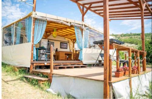 Topola Other | Pirates Queen Caravan