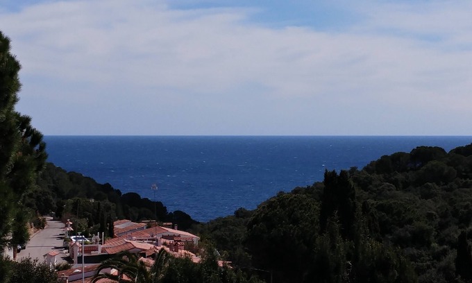Canyelles Apartment | Piso Mar y Sol, panoramic view, Wi-Fi, air conditioning, pool, max. 5 people