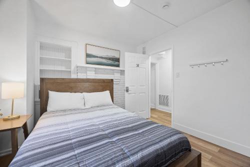 Shadyside House | Pittsburgh Shadyside 3E Stylish and Bright Private Bedroom with Shared Bathroom