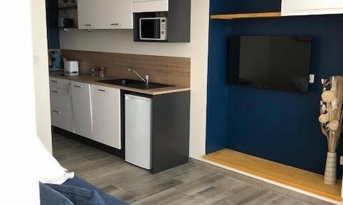 Joue-sur-Erdre Apartment | PLACE 28-Studio-Classic-Ensuite with Bath-Street View