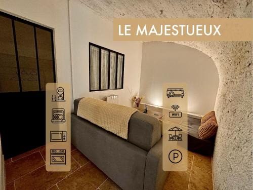 La Madeleine Apartment | Place de parking au pied du logement - spacieux et atypique