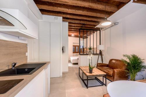 Old Lyon Apartment | Plaisir du Vieux Lyon AIL