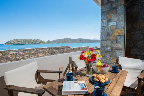Plaka Apartment | Plaka on the water First floor