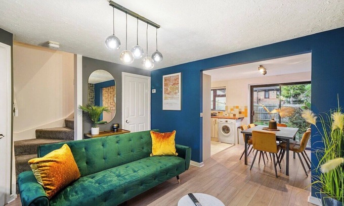 Stone House | Platinum Hayes - Stylish 3 Bed House in Greenhithe