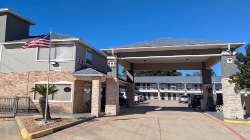 Barker Hotel | Platinum Inn and Suites Willowbrook Houston