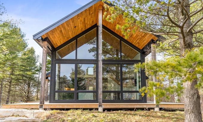 Lion's Head Cottage | Play, dine and relax amongst the beauty of Georgian Bay and The Bruce Trail.