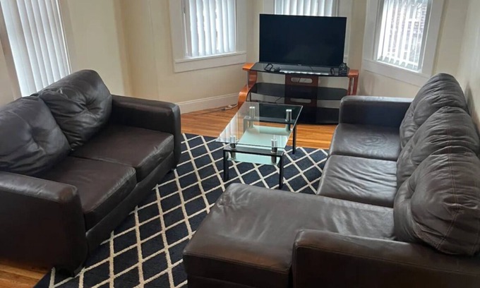 New Bedford Apartment | PLEASANT 4-BDRM 2ND FL CENTRALLY LOCATED CLOSE TO ATTRACTIONS