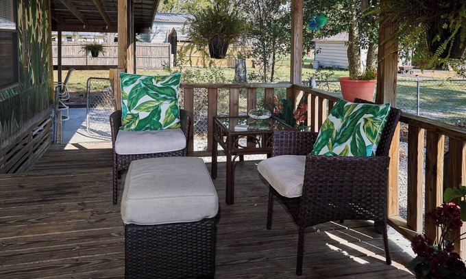 Homosassa House | Pleasant Days Lodging Scallop Room