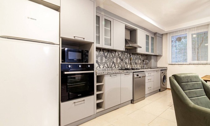 Kagithane Apartment | Pleasant Flat Close to Various Malls in Seyrantepe