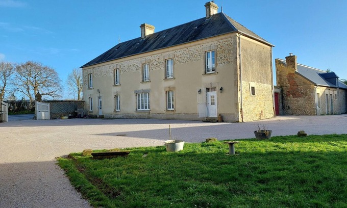 Vouilly House | Pleasant holiday home in Isigny-sur-Mer with garden