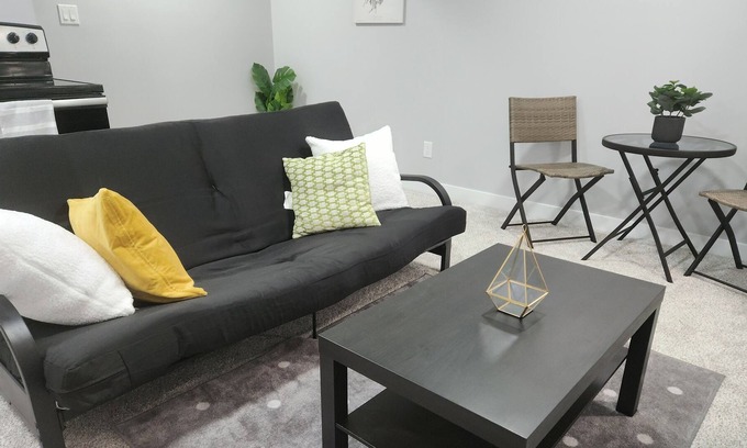 Brooklands House | Pleasant home with snazzy finishing. Proximity to the airport and downtown
