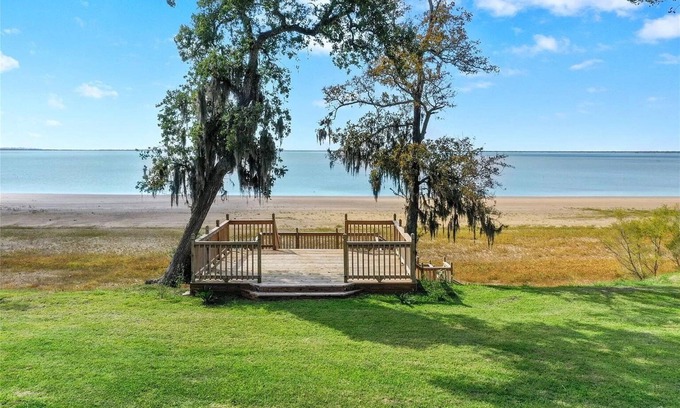 Anahuac House | Pleasant Lake House as the perfect get away from your busy day to day