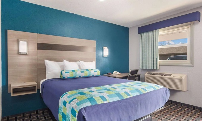 Salem Resort | Pleasant Stay in Knights Inn & Suites Salem! Free Breakfast and Parking