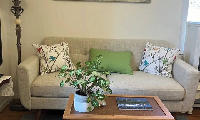 Bryn Mawr-Skyway Cottage | Plum Tree Suite