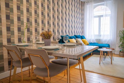 Sablon Apartment | Plumeria - Grand Appartement 75m2 - Au calme et Jardin - Proche Gare, Nouvelle Ville - Parking Public Gratuit - 2 Chambres - 4 Lits séparés