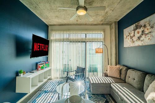Evans Churchill Apartment | Plush 2BD - CDT - Gym, Pool, Parking - Sleep 8