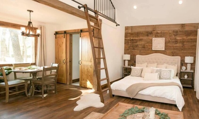 Waco Cabin | Plush Cabin 4 min to Homestead Heritage 18 min to Magnolia