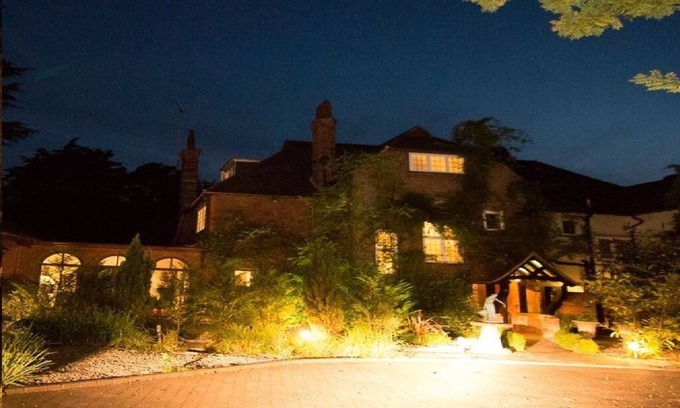 Woking House | Plush Country House with Indoor Pool