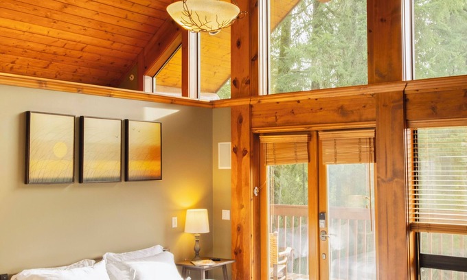 Hobart Cabin | PNW Craftsman King Suite Mountain View Retreat