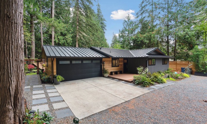 Alderwood Manor House | PNW Summer Haven - Close to Light Rail, Downtown, & Mtns