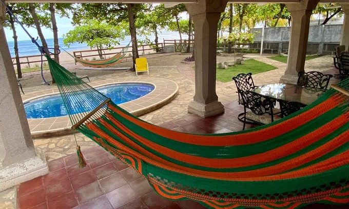 Pochomil House | Pochomil Beachfront frente al mar 4cuartos 12personas MAX piscina