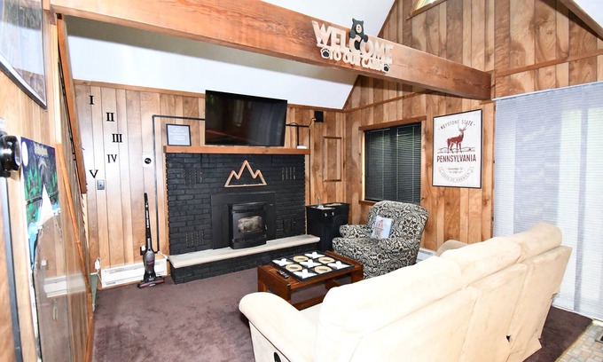 Bushkill Cabin | Pocono Cabin w/Jacuzzi, W&D, and Indoor Pools