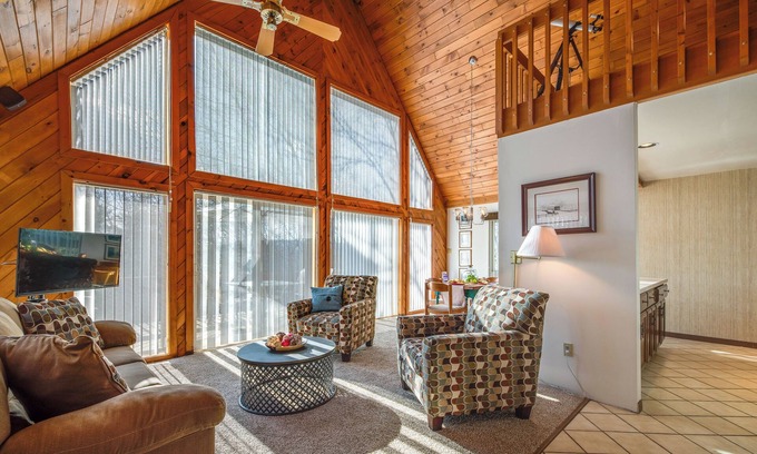 Aquashicola House | Poconos Cabin on 3 Acres - 5 Mi to Blue Mountain!