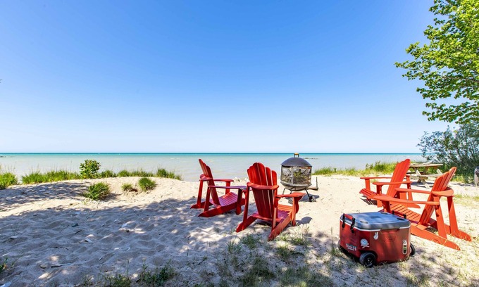 Huron-Kinloss Cottage | Point Clark Waterfront log Cabin