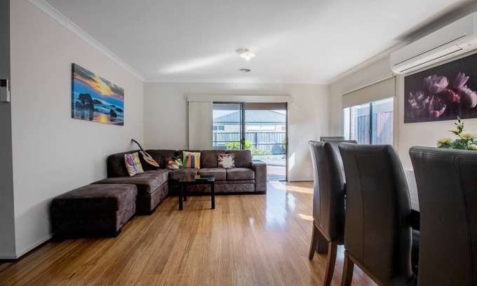 Point Cook House | Point Cook Home with a beautiful view in salt water