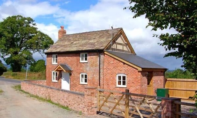 Westbrook Court Cottage | POINT COTTAGE, pet friendly, with open fire in Preston-On-Wye
