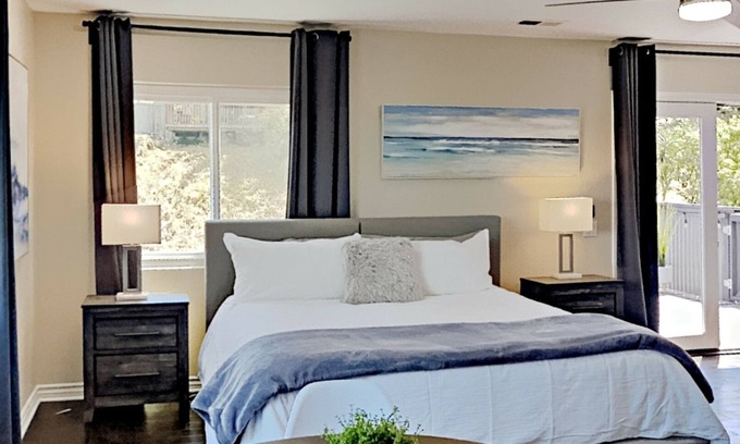Point Loma Heights House | Point Loma 2nd Floor Guest House with view Near Beaches