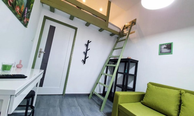 Katowice House | Pokój prywatny ze smartTV, NETFLIXem i antresolą