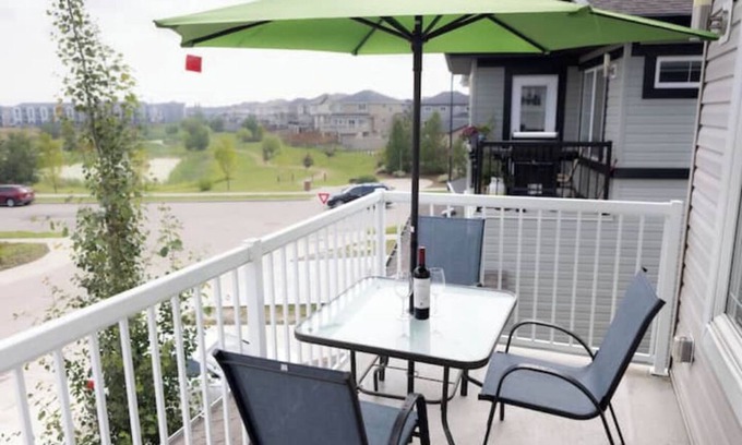 Southwest Edmonton Apartment | Pond View 3 Bed Airport Nearbynn