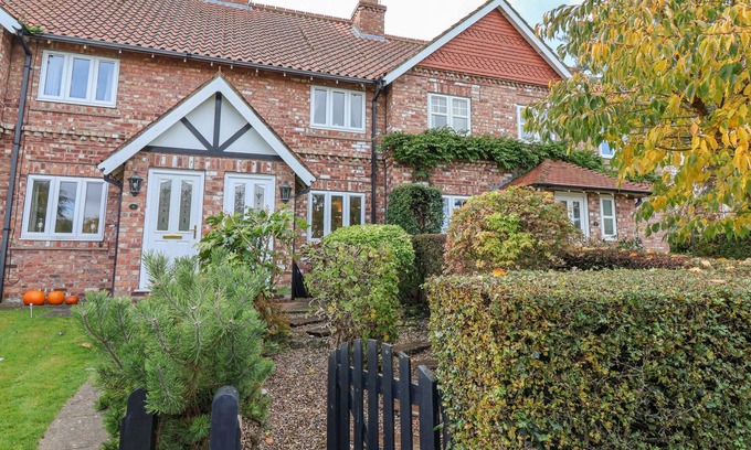 Escrick House | POND VIEW, pet friendly, with a garden in Escrick