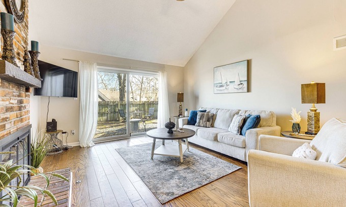 Gladstone House | Pool Access & Private Fire Pit: Kansas City Gem!