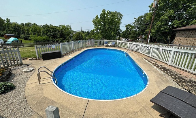 Kenton House | *POOL* Fenced Yard, Pets, ARK Encounter, Airport